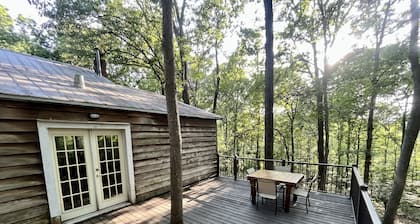 Cozy Cabin in the hills of Kentucky Lake. Family getaway or relaxing escape!