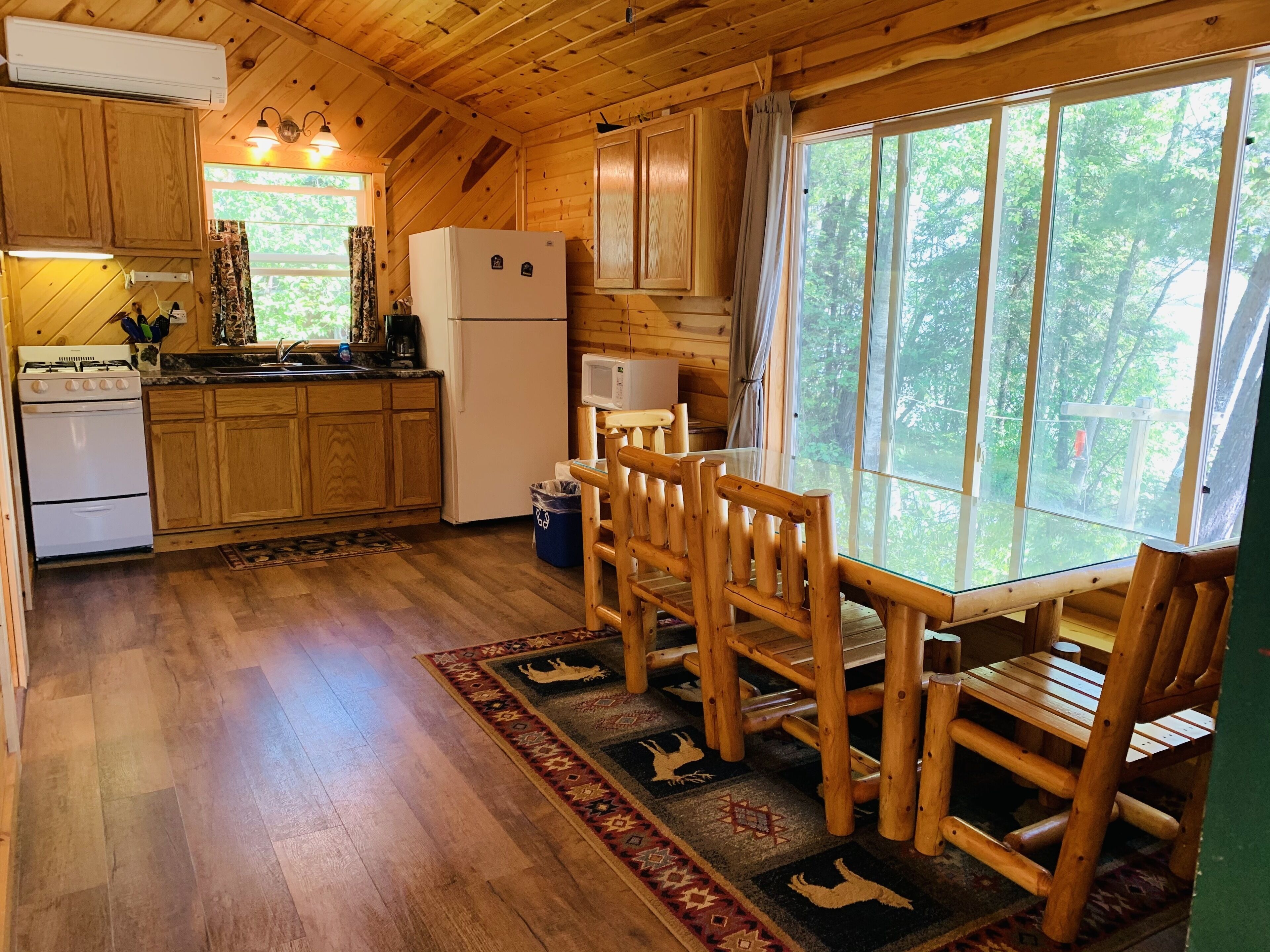 Lakeside 2-bedroom cabin - 10 minutes to Ely - right across from famous BWCAW