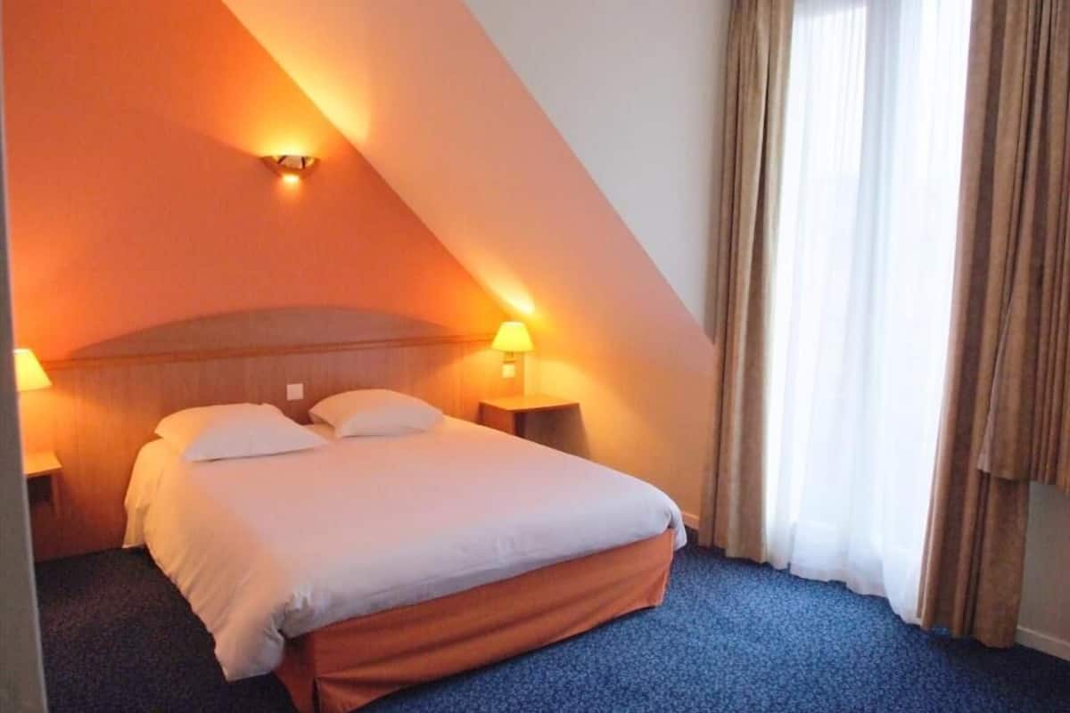 Een bureau, geluiddichte muren, gratis wifi, beddengoed