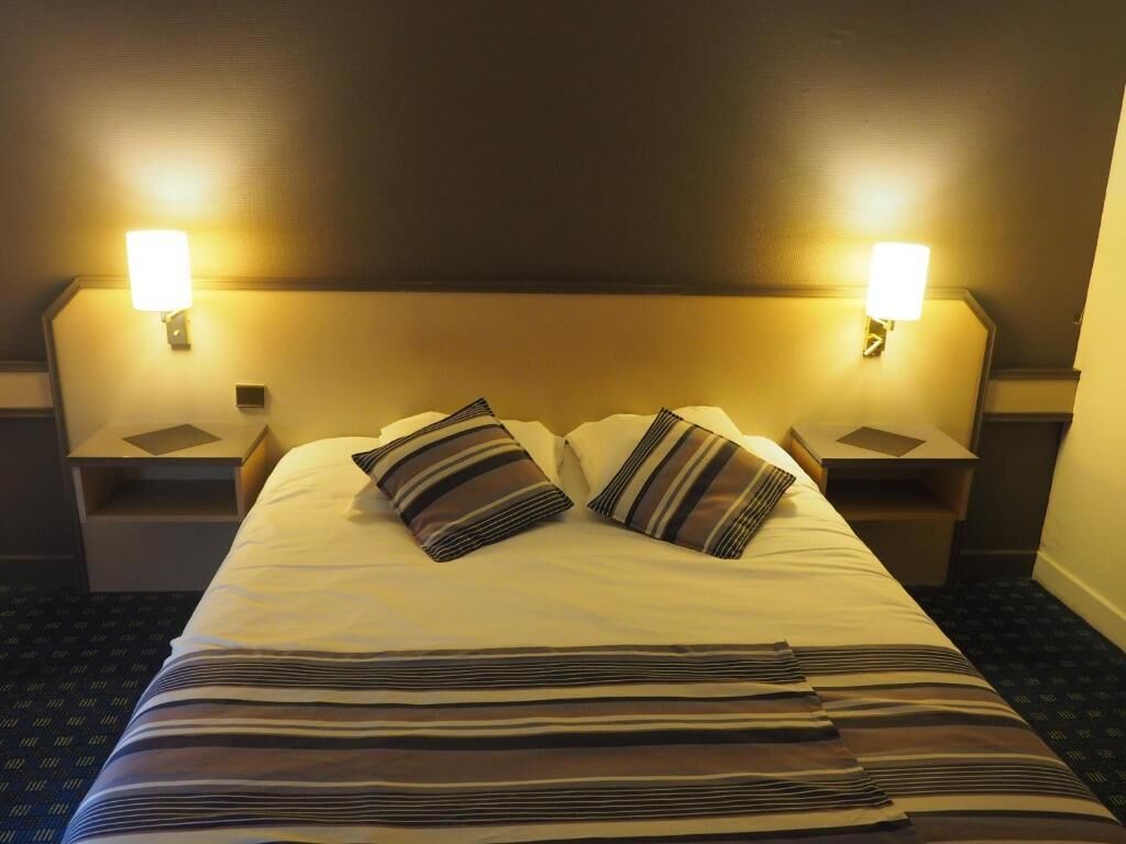 Escritorio, sistema de insonorización, wifi gratis y ropa de cama
