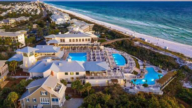 Un resort con diverse piscine, accesso diretto alla spiaggia e un ampio complesso di edifici.