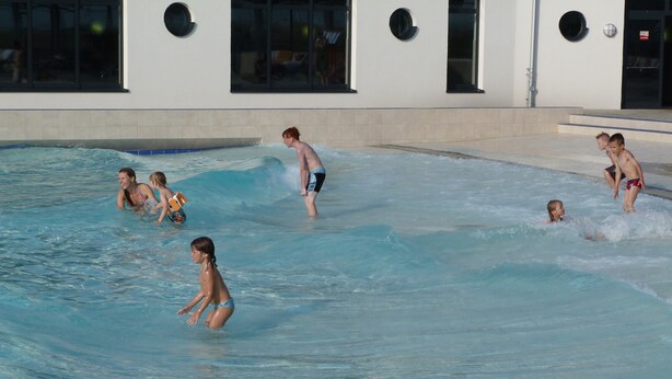 A swimming pool with multiple people enjoying the water. - 2 bedroom private vacation home in wurster nordseekã¼ste (Wurster Nordseeküste)