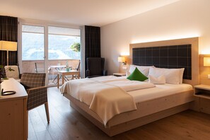 Chambre Double Confort, 1 trÚs grand lit, non-fumeurs, balcon | Literie de qualité supérieure, minibar, coffres-forts dans les chambres