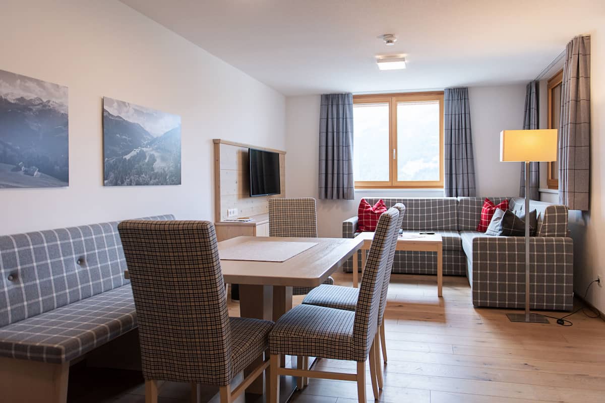 1 bedroom, premium bedding, minibar, in-room safe