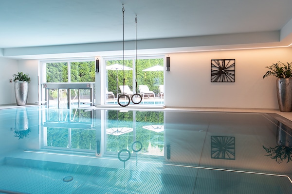 Una piscina techada, una piscina al aire libre