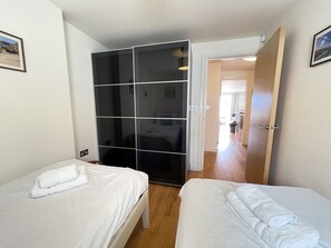 2 bedrooms, iron/ironing board, free WiFi, bed sheets - Harbour View - an apartment that sleeps 4 guests in 2 bedrooms (St Ives)