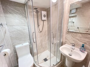 Combined shower/tub, hair dryer, towels