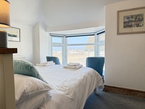 3 bedrooms, iron/ironing board, free WiFi, bed sheets - 10 The Warren - a cottage that sleeps 5 guests in 3 bedrooms (St Ives)
