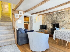 Smart TV, fireplace, books - 10 The Warren - a cottage that sleeps 5 guests in 3 bedrooms (St Ives)