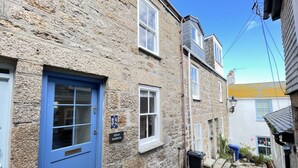 A narrow stone street with a blue door and a sign reading "32 Silver Seahorse." - Silver Seahorse - a cottage that sleeps 6 guests in 3 bedrooms (St Ives)