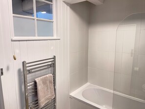 Combined shower/bathtub, hair dryer, towels - Norway House Studio - a cottage that sleeps 5 guests in 2 bedrooms (St Ives)
