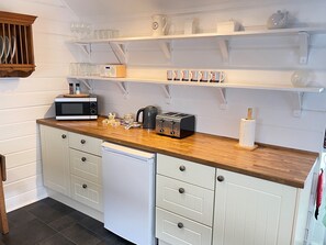 Fridge, microwave, oven, stovetop - Norway House Studio - a cottage that sleeps 5 guests in 2 bedrooms (St Ives)