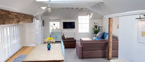 Una televisión, un reproductor estéreo