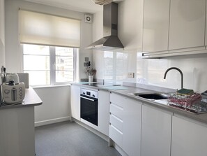 Fridge, microwave, oven, stovetop - 3 Sunnyside - an apartment that sleeps 4 guests in 2 bedrooms (St Ives)