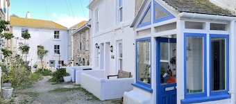 Sea Pebble - a cottage that sleeps 4 guests in 2 bedrooms