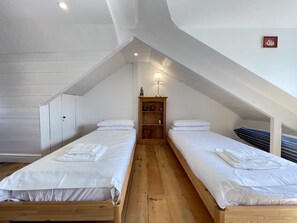 2 bedrooms, iron/ironing board, free WiFi, bed sheets - Sea Pebble - a cottage that sleeps 4 guests in 2 bedrooms (St Ives)