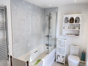 Ensemble baignoire-douche, séchoir à cheveux, serviettes fournies