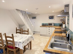 Réfrigérateur, four à micro-ondes, un four, surface de cuisson