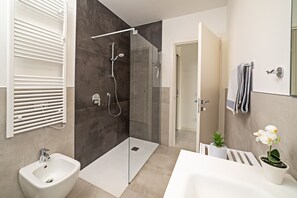 Bruser, hårtørrer, håndklæder, Toiletpapir