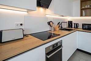 Refrigerador, microondas, horno, placa de cocina