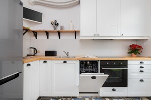 Dishwasher, cookware/dishes/utensils