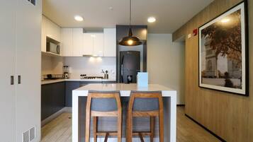 Réfrigérateur, micro-ondes, four, plaque de cuisson