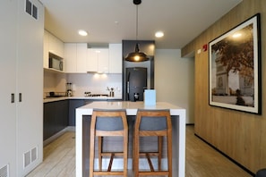 Køleskab, mikrobølgeovn, ovn, kogeplade