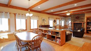 Villa, 3 Bedrooms | Dining