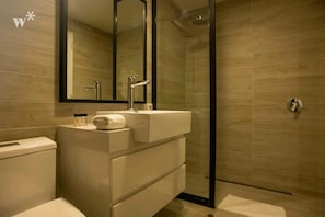 Dusche, Haartrockner, Handtücher