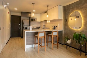 Frigorífic, microones, forn i placa de cuina 