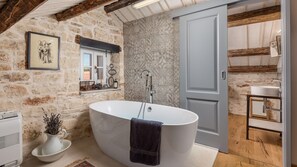 Badewanne, Haartrockner, Handtücher