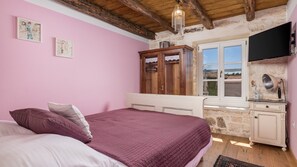 5 bedrooms, iron/ironing board, WiFi, bed sheets