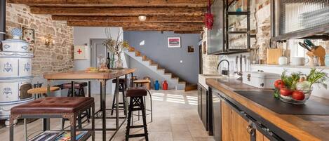 Fridge, oven, dishwasher, coffee/tea maker