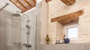 Bathtub, hair dryer, towels - Rustic Villa Folirantica with pool (Foli)