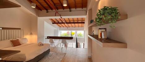 1 habitación, escritorio, tabla de planchar con plancha y wifi