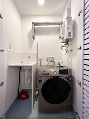 Suihku, hiustenkuivaaja, pyyhkeet