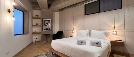 1 dormitori, planxa i posts de planxar i roba de llit