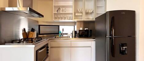 Geladeira, micro-ondas, fogão, cooktop