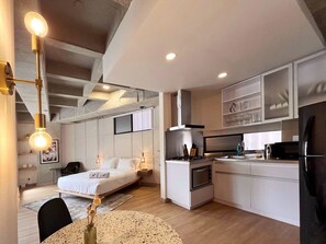 1 habitación, tabla de planchar con plancha y ropa de cama 