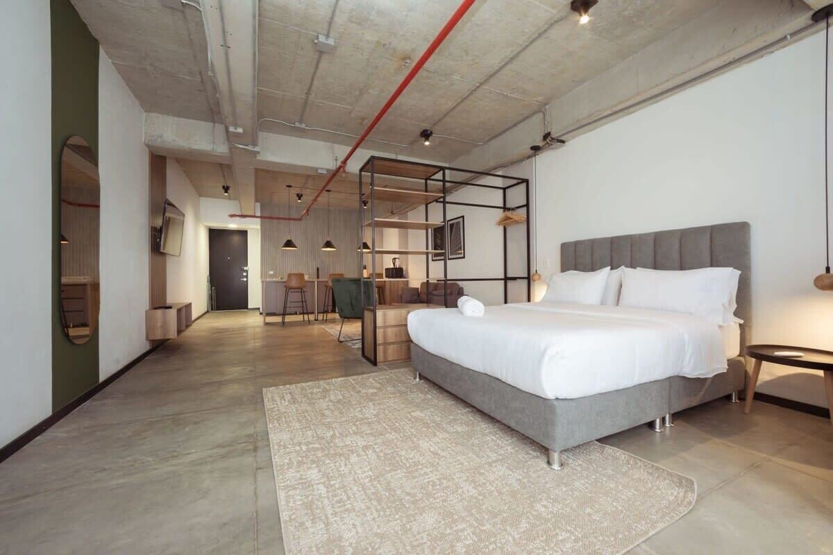 1 dormitorio, escritorio, tabla de planchar con plancha y wifi