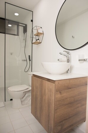 Ducha, secador de pelo, toallas