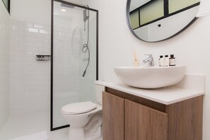 Een douche, een haardroger, handdoeken, shampoo