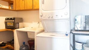 A compact kitchen with a microwave, sink, and washing machine. - w* | Luxury 4BR w/ Private Pool in Morros Epic (Cartagena de Indias)
