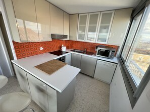 Køleskab, mikrobølgeovn, ovn, kogeplade