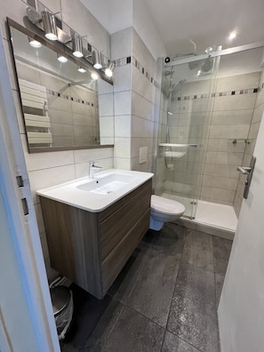 Douche, serviettes fournies, papier de toilette