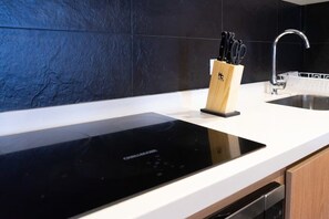 冷蔵庫、電子レンジ、オーブン、コンロ