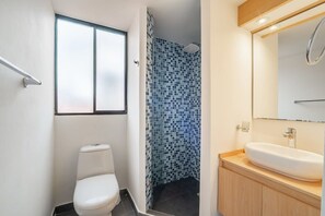 Douche, sèche-cheveux, serviettes fournies, shampoing