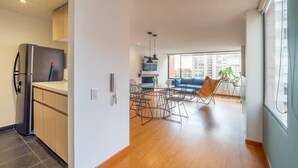 Un apartamento moderno con cocina, comedor y sala de estar.