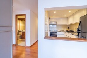 Refrigerador, microondas, horno y parrilla de estufa 