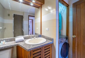 Regadera, secadora de cabello, toallas 